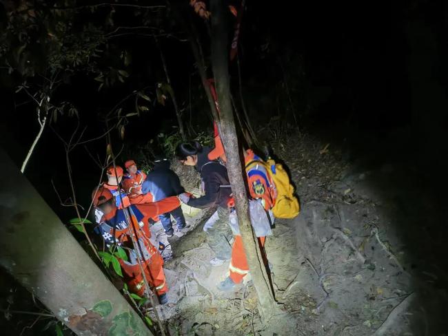 8东说念主徒步两女子膂力不支被弃荒山 团队连累激励探求