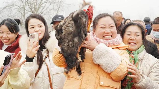 村干部回应举办刨猪宴蹭热度质疑 活动是答谢助农粉丝