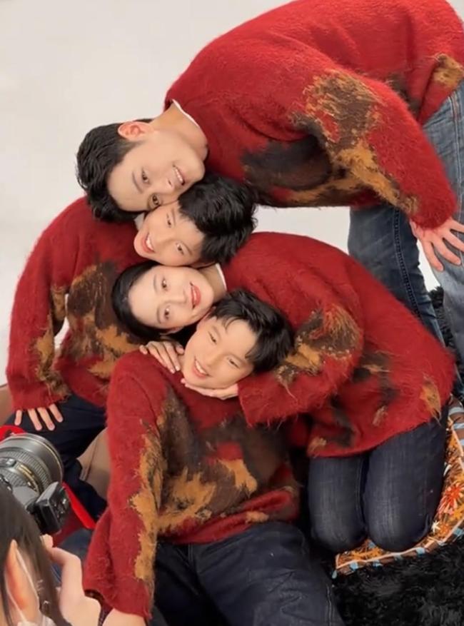 王媛可晒全家福，老公王雨终于露脸，俩犬子长雷同，一家颜值爆表 低调相伴13年