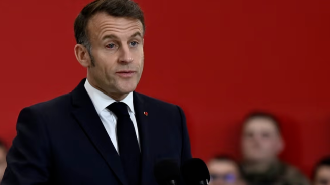 马克龙右眼红肿遭调侃:又被家暴了 总统自嘲“虎眼”标志决心