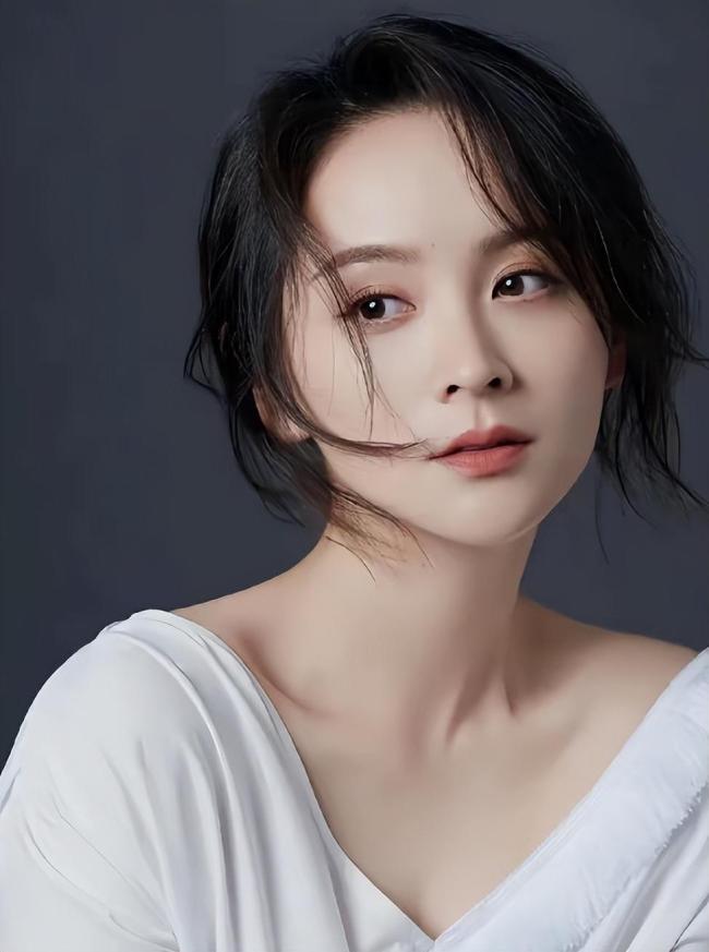 演员邓莎疑似官宣和大19岁丈夫离婚 十六年感情终落幕