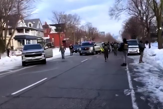 特朗普就执法者射杀女子事件表态 态度软化引发关注