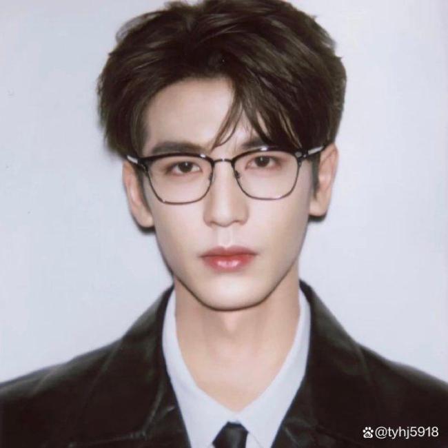 张凌赫给粉丝p图 极致宠粉互动引发热议