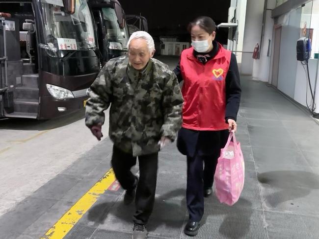 汽运公司回应老伯每天跨海看望老伴 开通绿色通道免车费