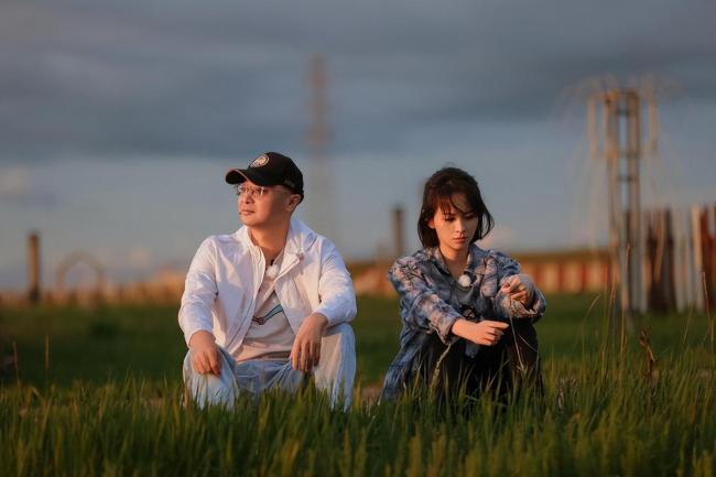 演员邓莎疑似官宣和大19岁丈夫离婚 十六年感情终落幕