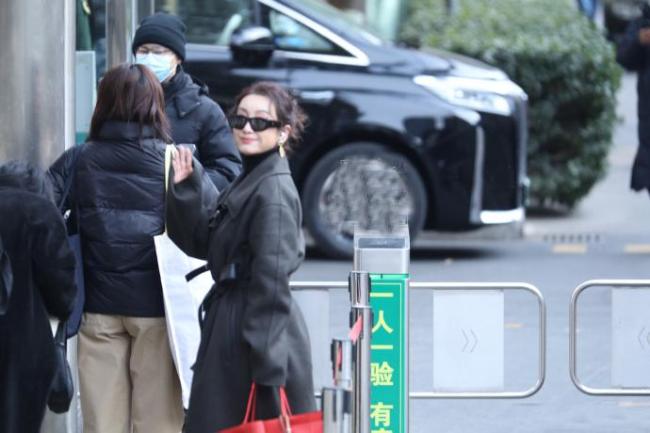 马年春晚第1次联排恰逢北京第一场雪 明星齐聚添喜气