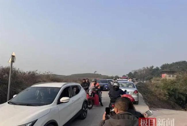 重庆合川庆福村人潮还未完全退去 刨猪汤引发网络狂欢