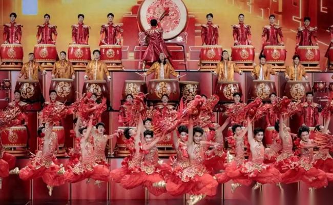 秦海璐沈腾凤凰传奇等现身央视大楼