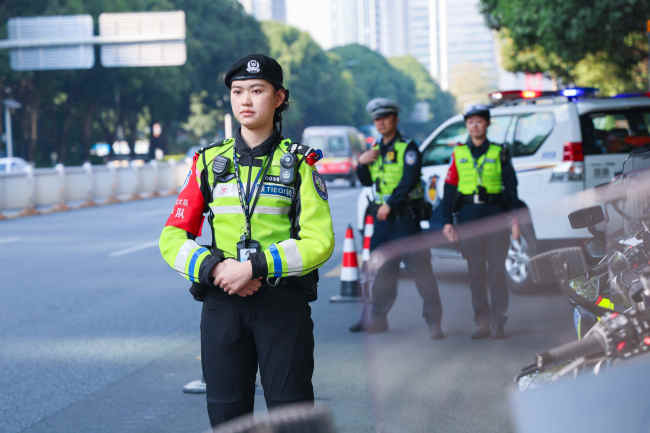 深圳百架无人机严查电动自行车违法 空中巡查提升道路安全
