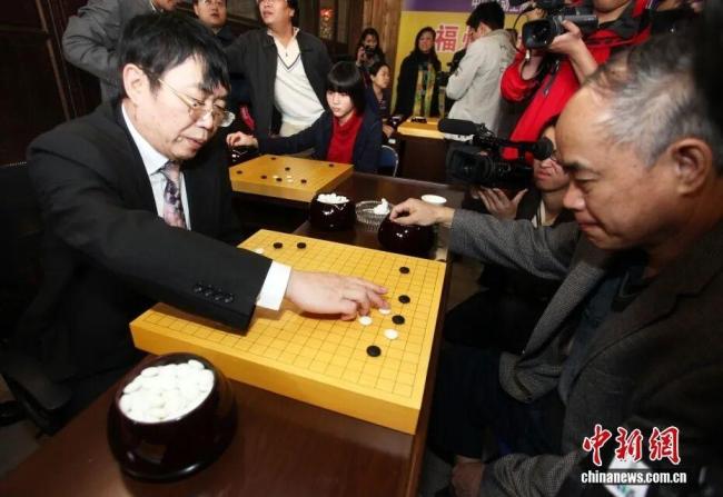聂卫平用珍藏50年茅台为国足庆功 棋圣的豪情与遗憾