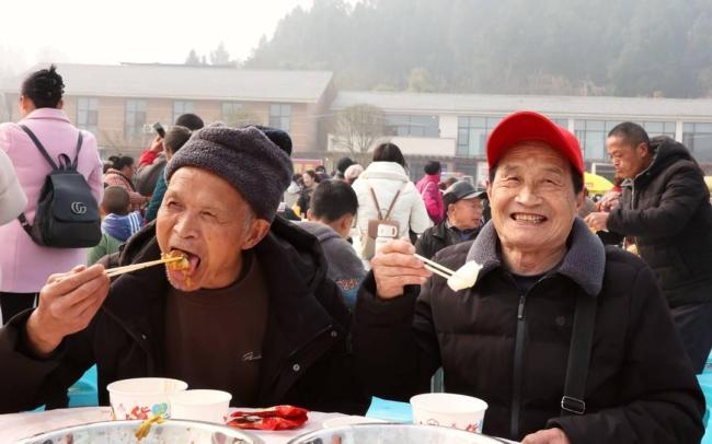 村落免费年猪宴每天400桌 有东谈主5点来 诱惑3万东谈主到场