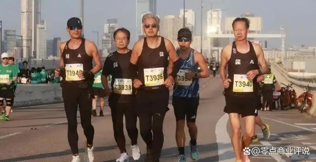 霍启刚记录郭晶晶冲线瞬间 名人风采闪耀马拉松