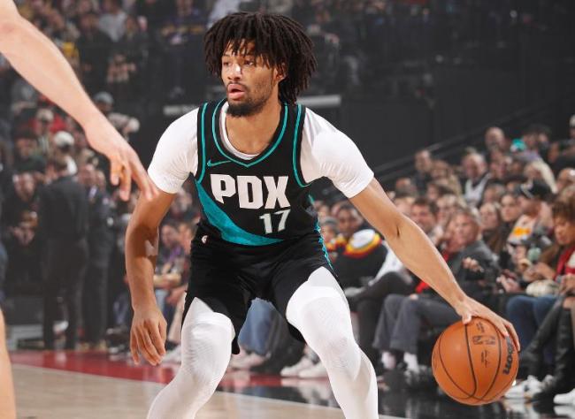 詹姆斯单核20+9+8被吹恶犯！残阵湖东说念主不敌斥地者 杨瀚森1乖张 格兰特夏普乐福率队胜出