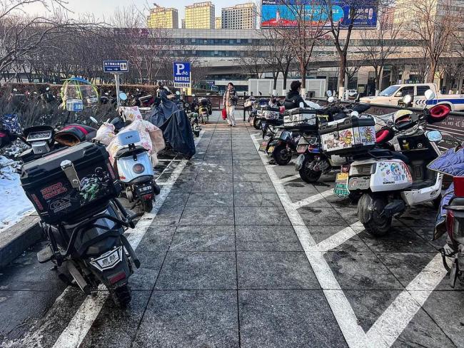 电动车停车乱象如何破局 需综合治理与科学论证