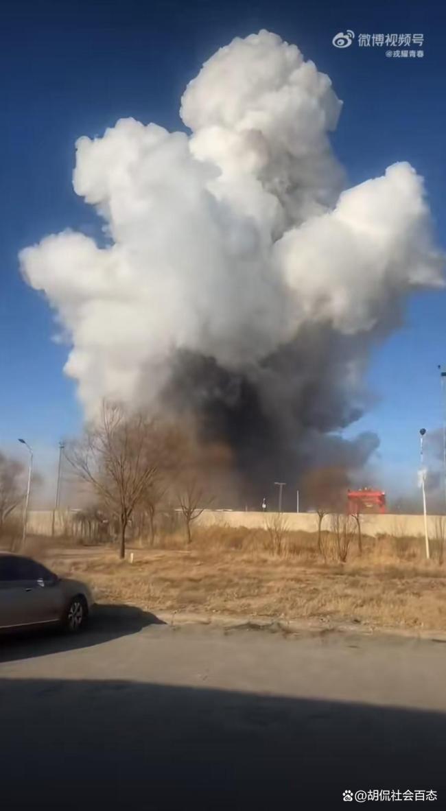包头爆炸现场升起蘑菇云 震感明显
