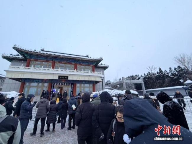 棋迷冒雪排长队送别聂卫平 大雪送别“棋圣”