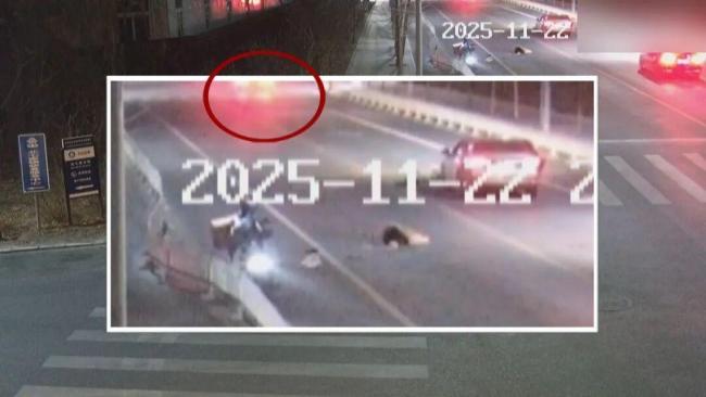 北京街头发生三车相撞事故，女子被撞重伤昏迷！肇事司机竟逃回工地睡觉 醉驾逃逸酿悲剧