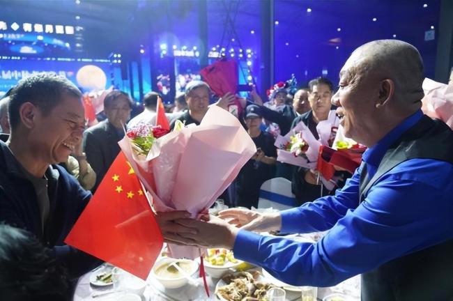 河南矿山老板：雪天可带薪休假 暖心举措获赞