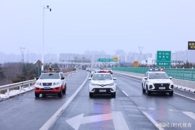 河南高速交警警车带路雪中护航 路警联动保吉祥