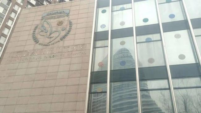 李亚鹏房东助理回应嫣然医院“翻倍涨租金” ：“我们就像东郭先生” 公益特价到市场价格回归引发争议