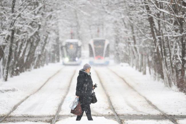 俄罗斯暴雪寰球雪中挖车跳楼外出