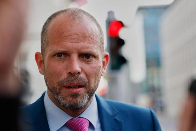 格陵兰岛抗议者戴让美国走开红帽示威 反对特朗普接管计划