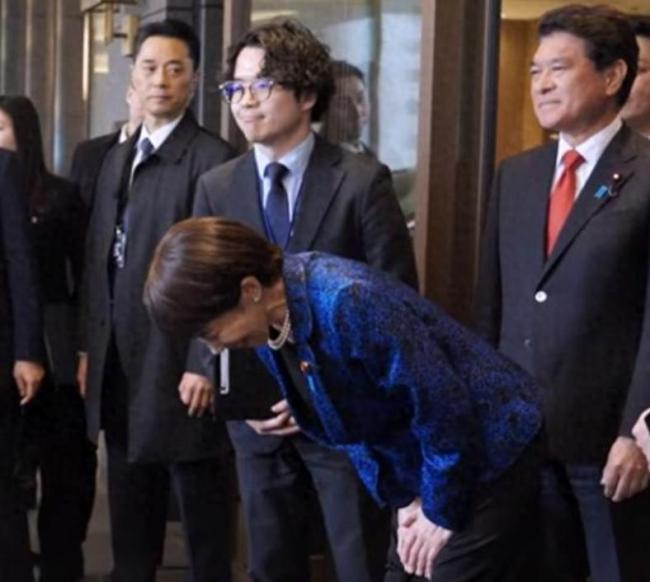 高市早苗放话 鞠躬戏背后的政治算计