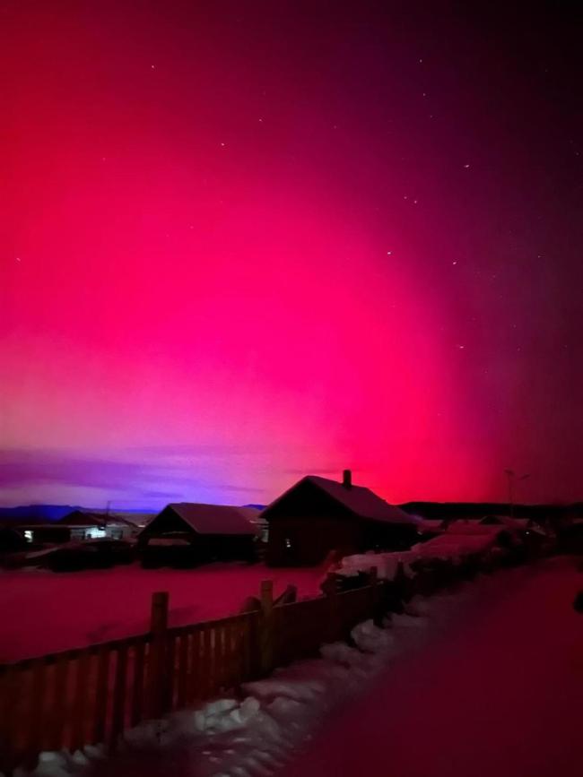 2026年首次X级大耀斑 漠河可见极光 绚丽红光照亮夜空