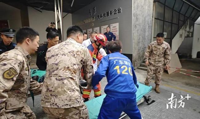 工人从12楼坠落 武警官兵迅速救援 前线速递