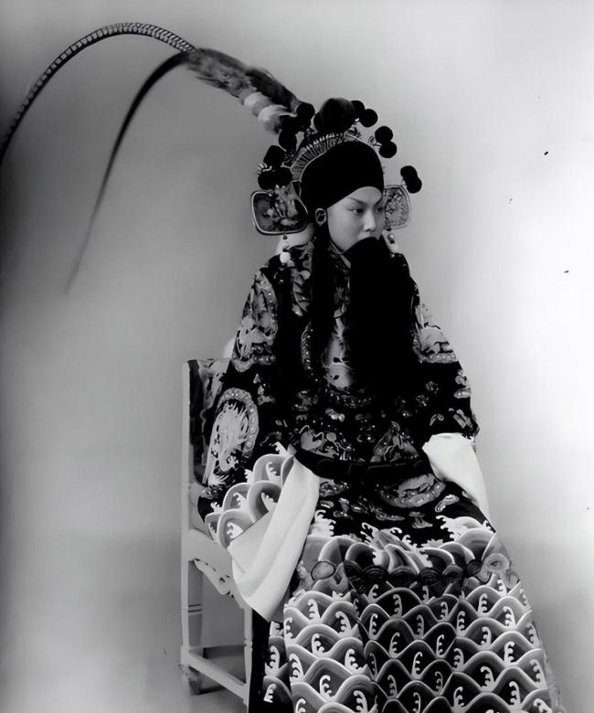 孟小冬究竟有多漂亮？一嫁梅兰芳二嫁杜月笙，美得让人移不开眼！ 舞台与情感的传奇一生