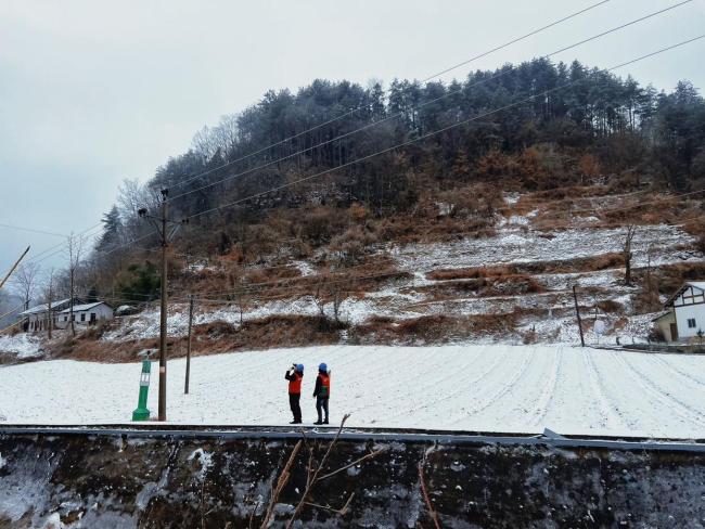 机器人嘎嘎“吃”冰保电网安全 高效除冰护航电力