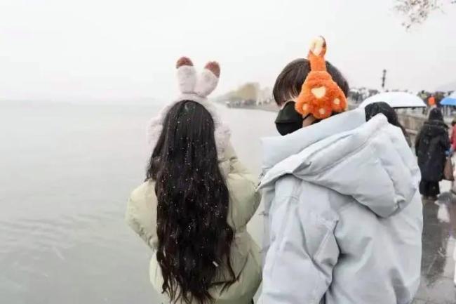 西湖断桥上全是拍雪的人 雪中西湖美不胜收