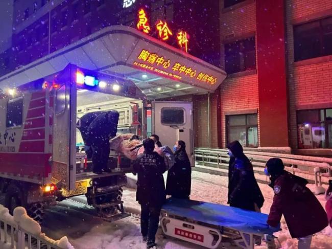 北京120市区两级应急联动，深夜暴雪救援高坠伤员 风雪中的生命守护者