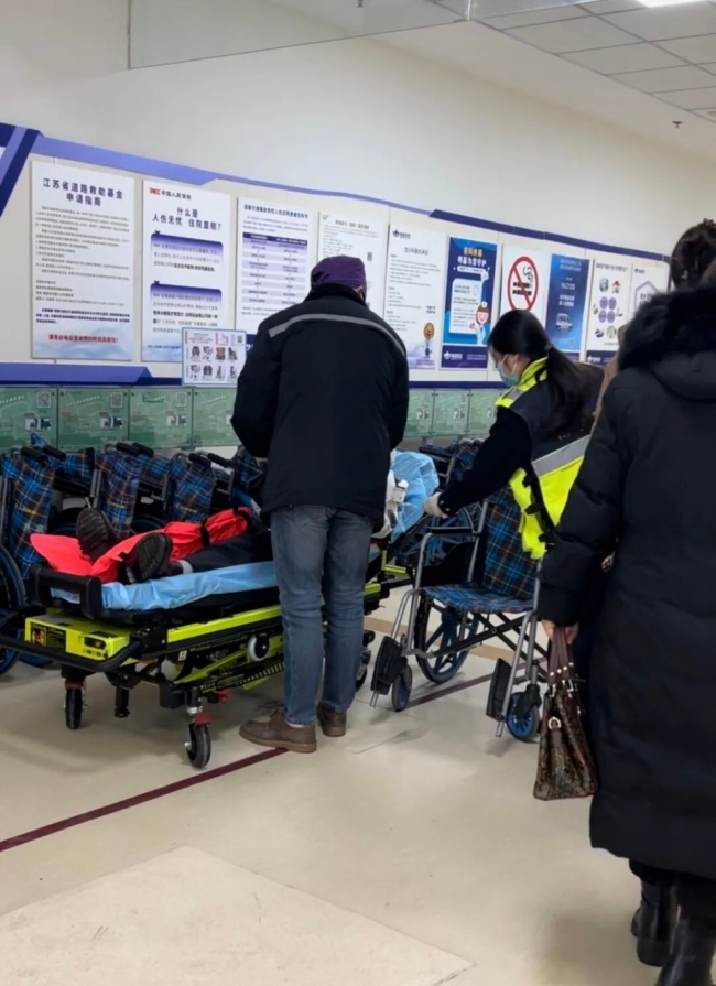 南京一病院接诊20余名雪天摔伤病东说念主 落魄班受伤引工伤疑虑