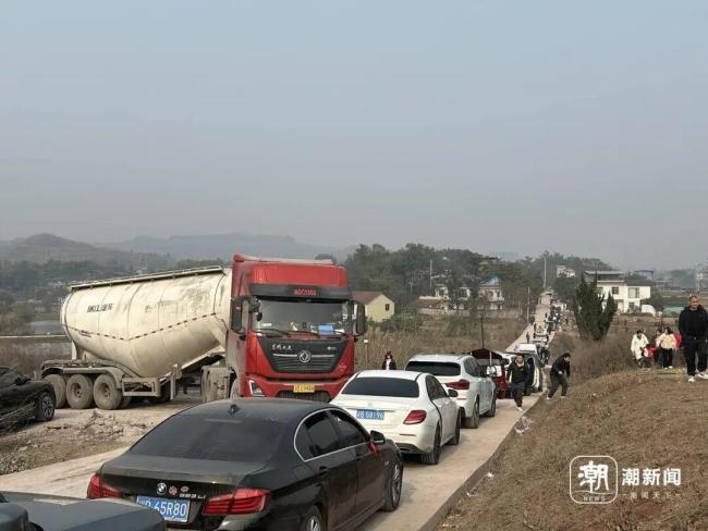 刨猪宴“摇人”女孩呆呆入驻百度 温暖人心的乡土盛宴
