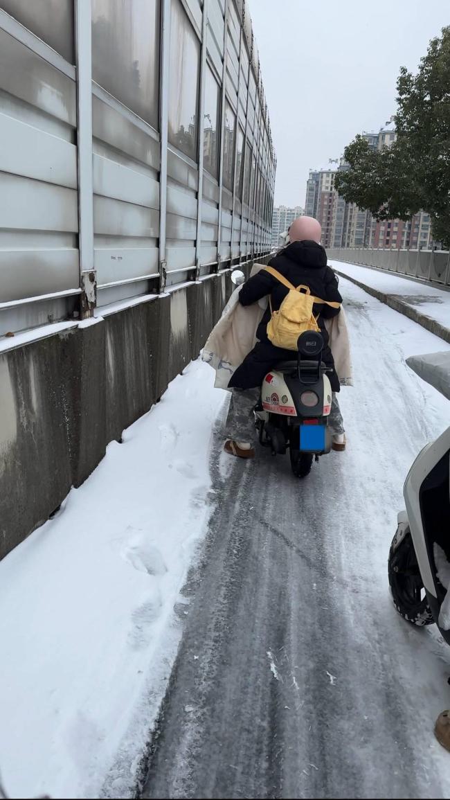 10分钟路程骑40分钟还摔了一跤 寒潮致道路结冰