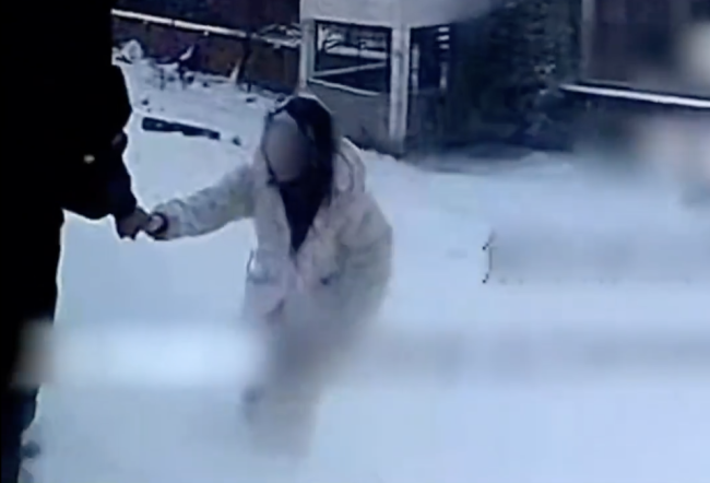 寒夜女子雪地冻8小时险被认成假人 民警及时救援