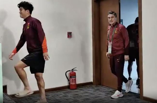 现场记者集体鼓掌！53岁安东尼奥站桌上怒吼：5战封神 玩弄越南队 中国足球奇迹之夜