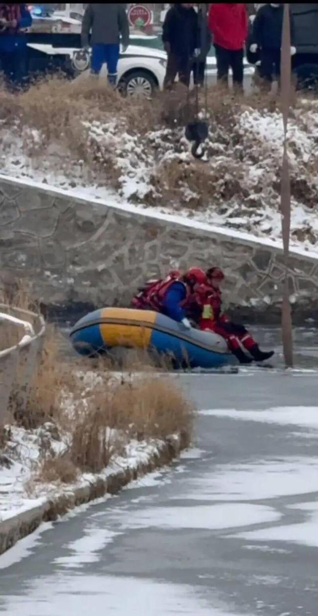 男子驾车坠结冰河道被市民救起 热心市民合力救援