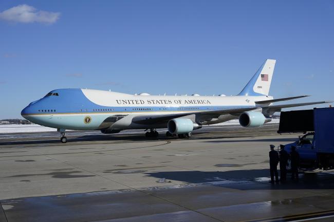 美总统专机因轻微电路问题返航