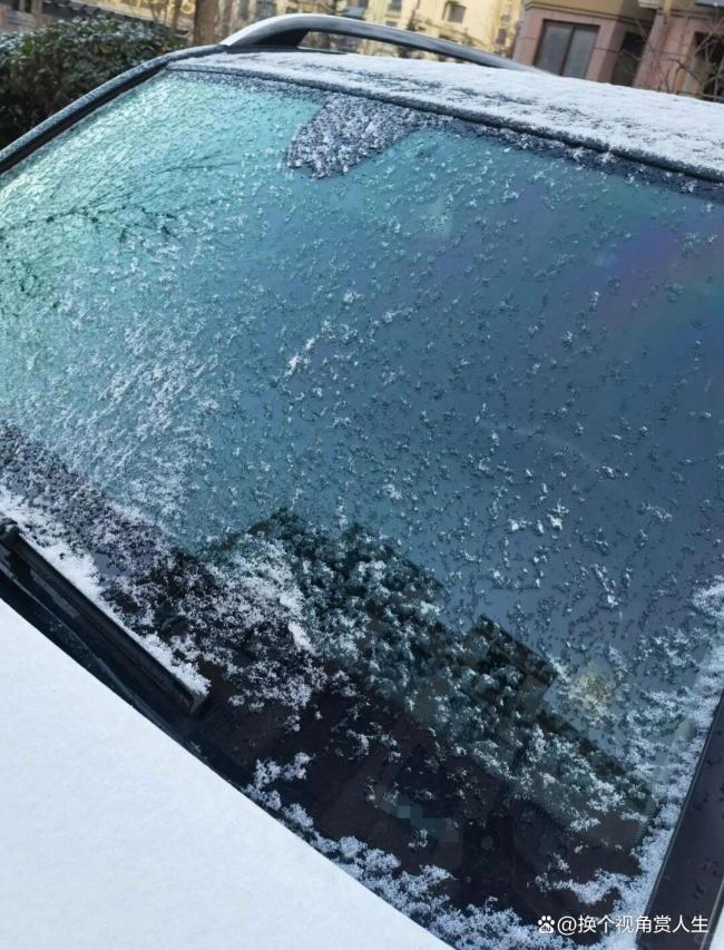 女子零下30度洗车秒变冰糖小汽车 东北寒冷的考验