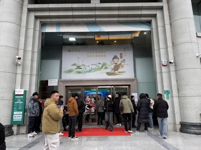 马钞马币首日开兑银行挤满人 抢购热潮再现