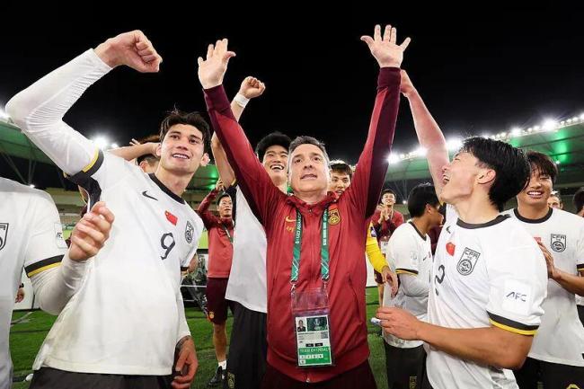 再看亿遍！现场实拍U23国足3粒精彩进球 安东尼奥被队员抛起瞬间 中国足球的荣耀时刻