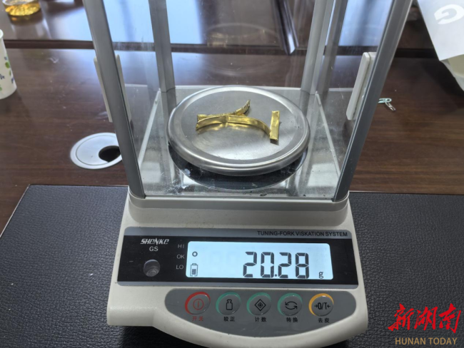 黄金回收店主遥控篡改克数吞金11克 黑心店主“吞黄金”