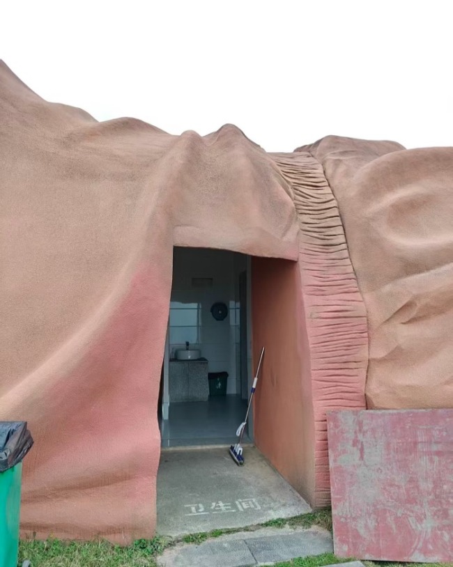 文旅局回应大地之子雕塑成公厕:是便民服务举措
