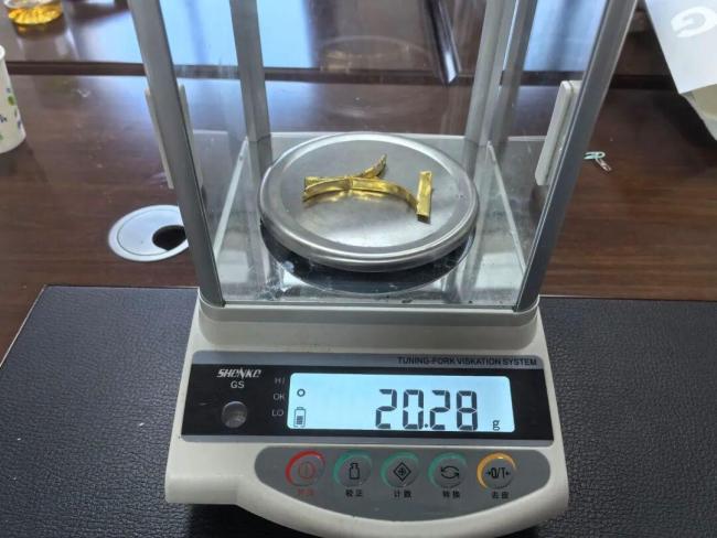 小偷销赃27克金饰遇上鬼秤被吞11克 遥控篡改克数黑心店主“吞”黄金