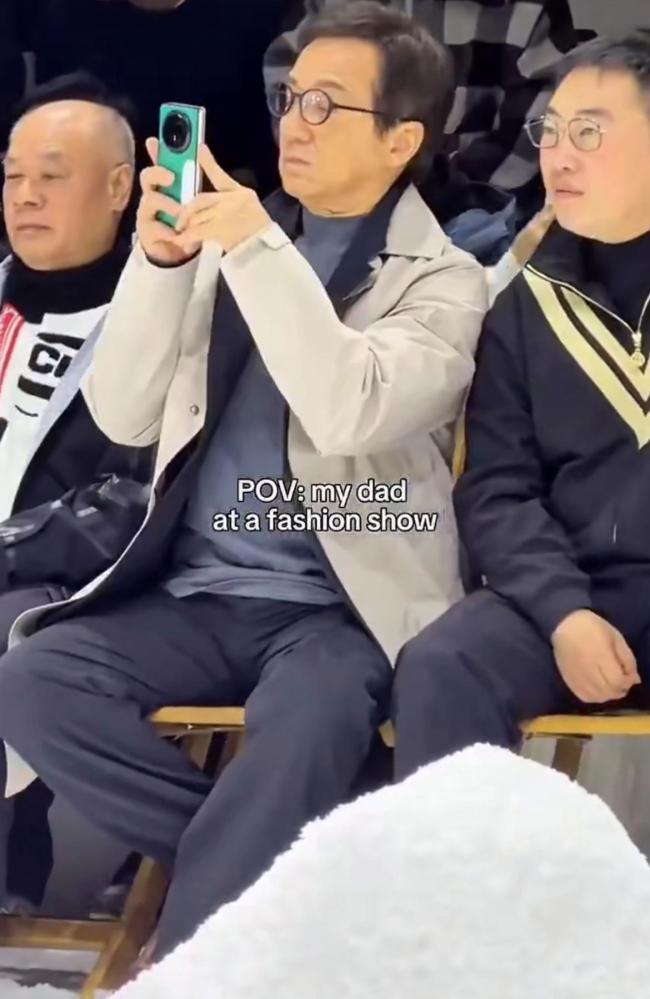 成龙第一次参加时装周的样子 朴实造型引发共鸣