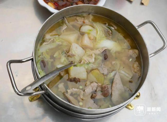 刨猪宴“摇人”女孩呆呆入驻百度