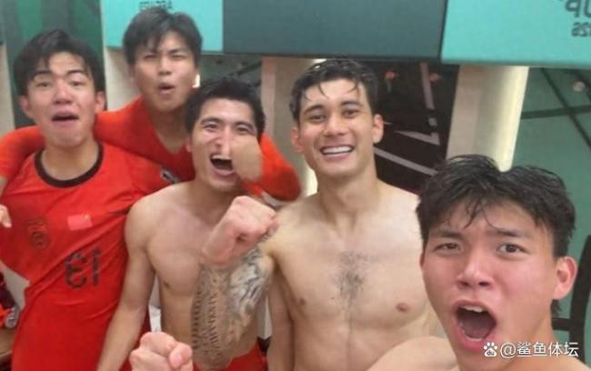 接着奏乐接着舞！实拍U23国足更衣室：胡荷韬魔性陶醉 李昊略滑稽 胜利后的狂欢