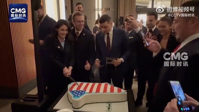 美共和党议员切格陵兰岛蛋糕